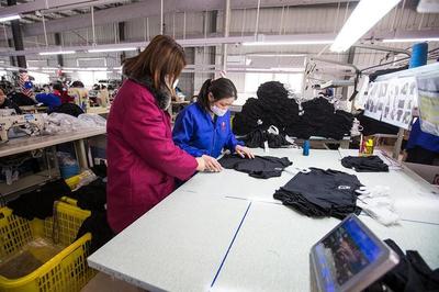 从制衣到“制罩” 服装大姐转型记